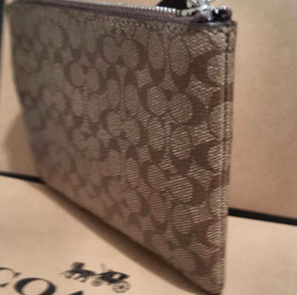 Coach Women's Lips Corner Zip Wristlets - Picture 4 of 6